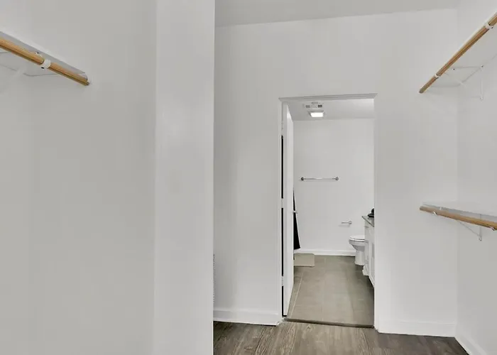 Heb703 Modern & Chic 2 Bedroom Downtown Worth, Free Parking, Walk To Convention Center Apartment *