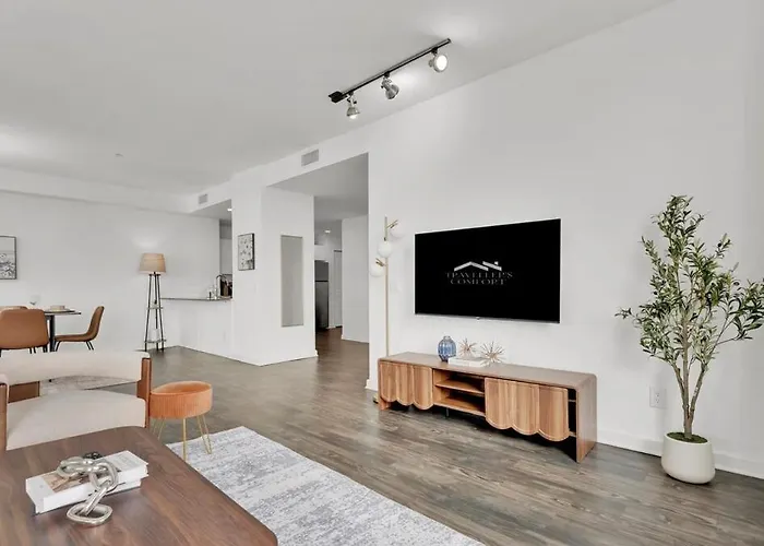 Heb703 Modern & Chic 2 Bedroom Downtown Worth, Free Parking, Walk To Convention Center Apartment *